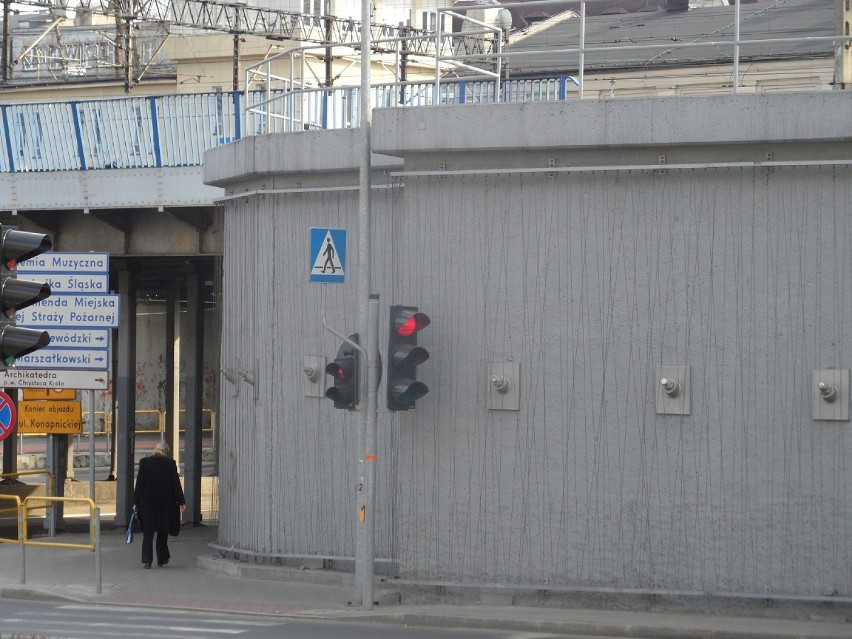 Ściana przy wjeździe do tunelu od strony ulicy Dworcowej