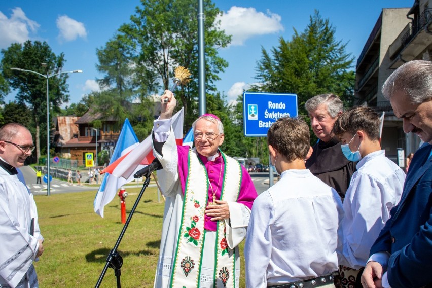 Zakopane. Metropolita krakowski abp Marek Jędraszewski poświęcił nowe rondo pod Giewontem 