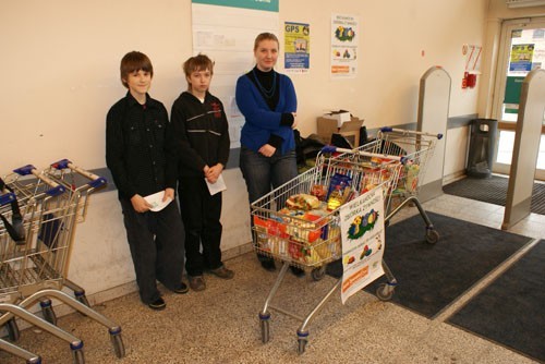 Wolontariusze zbierali żywność m.in. w supermarkecie  Carrefour