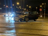 Groźny wypadek niedaleko pętli tramwajowej Siedlce w Gdańsku. Samochód rozbił się o tramwaj | ZDJĘCIA