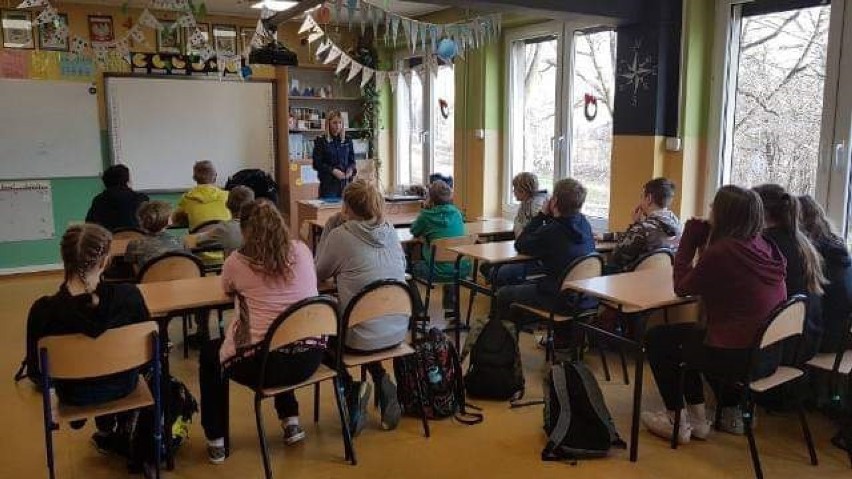Lęborska policja rozmawiała z uczniami o zagrożeniach związnych z narkotykami 
