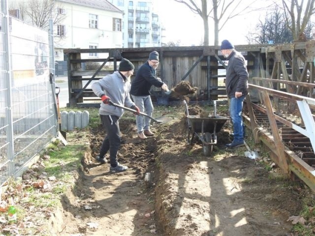 Park Kolei Szprotawskiej w Zielonej Górze - przygotowanie terenu pod ułożenie płyt ażurowych.