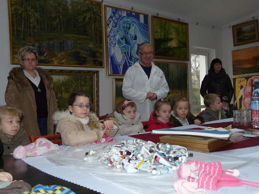 Artysta malarz zaprosił przedszkolaki do swojego atelier