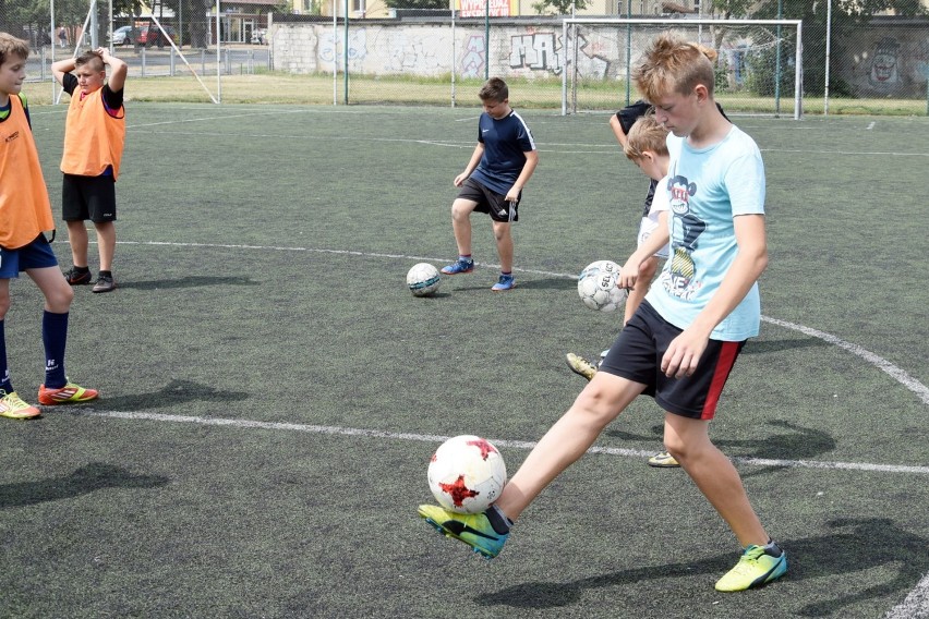 Letnia Akademia Piłki Nożnej: w wakacje w Pile chętni bezpłatnie doskonalą swoje umiejętności. Zobaczcie zdjęcia 