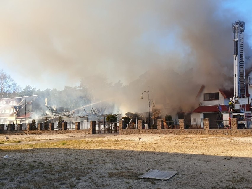 Pożar Łebskiej Chaty w Łebie. W gaszeniu ognia pomagali strażacy z powiatu wejherowskiego