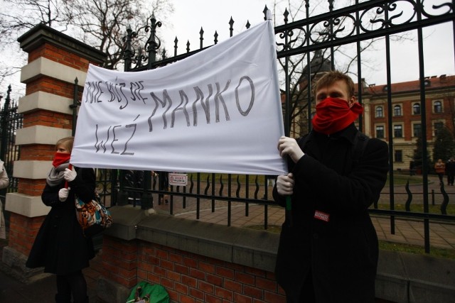 Dziennikarze miesięcznika "Manko" zarzucają władzom Uniwersytetu Ekonomicznego, że wprowadziły cenzurę i zakazały dystrybucji pisma na terenie uczelni.