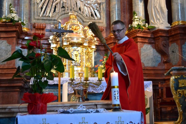 Ksiądz Tomasz Mońko w sobotę odprawiał mszę świętą w intencji nowego króla kurkowego