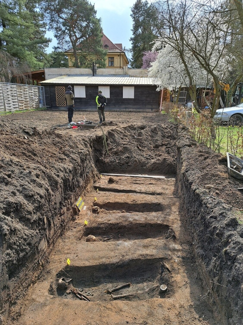 Masowe groby w ogrodzie wrocławskiej willi. Znaleziono...