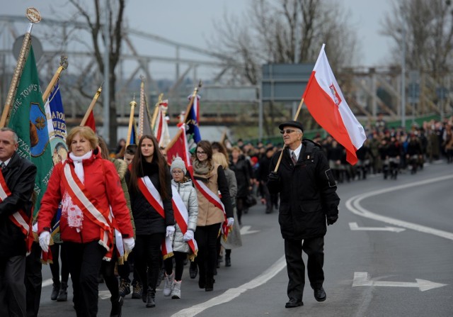 Obchody 98. rocznicy odzyskania niepodległości Polski w Przemyślu rozpoczęła msza św. w archikatedrze. Tuż po niej złożono kwiaty przy popiersiu marszałka Józefa Piłsudskiego. Dalsza część uroczystości odbyła się przy pomniku Orląt Przemyskich.