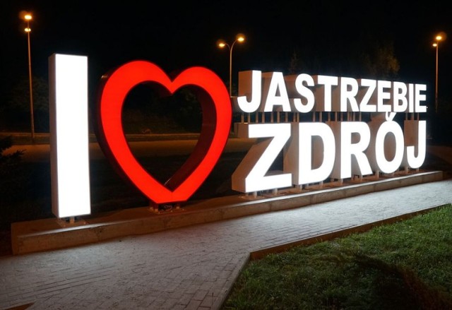 Fotografie, do których wykonania zachęca miasto należy zrobić przy napisie "I ❤️ Jastrzębie-Zdrój" stojącym obok Ronda Centralnego.