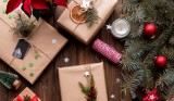 Ekologiczne pakowanie prezentów na święta. Tak modnie ozdobisz gwiazdkowy upominek. Jak zapakować świąteczny prezent w duchu zero waste?