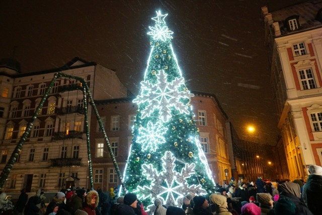 W niedzielę, 3 grudnia o godzinie 17 odbyło się uroczyste rozświetlenie choinki, która stanęła na placu Kolegiackim w Poznaniu.