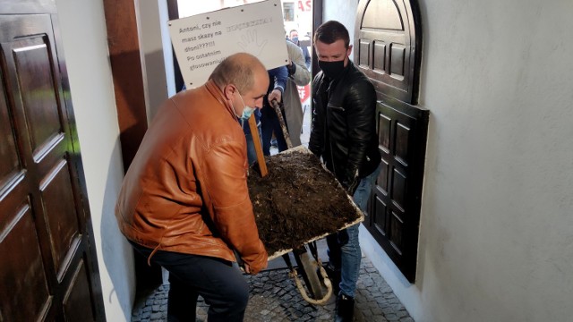 Protest rolników pod biurem PiS w Piotrkowie. Taczka gnojowicy dla Antoniego Macierewicza 7.10.2020