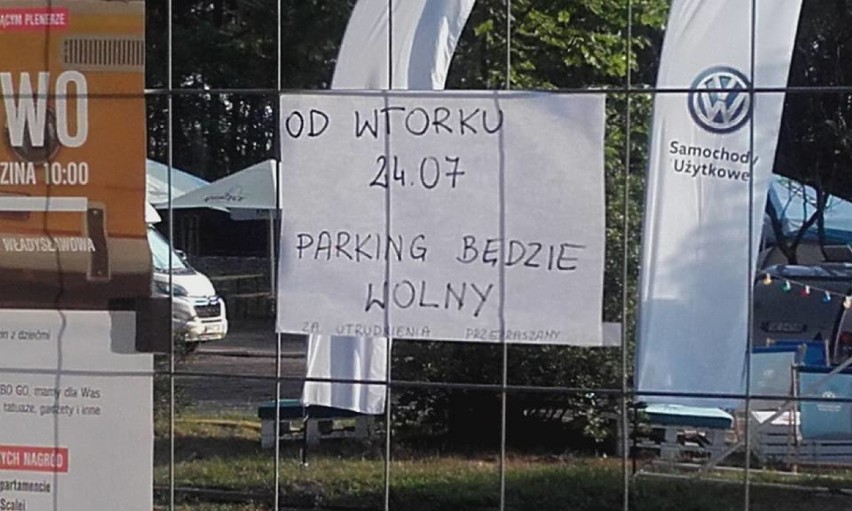 Którędy na plażę w gm. Władysławowo? Zamknięty parking i płot przy wejściu nr 2 od strony stacji benzynowej