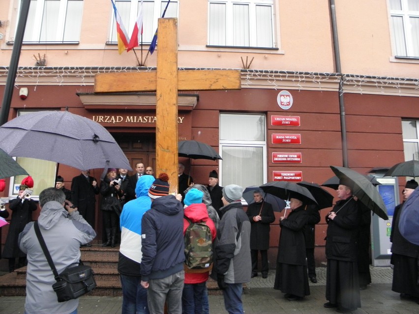 Krzyż ŚDM w Żorach: Adoracja, procesja, powitanie przez prezydenta Żor [ZDJĘCIA]