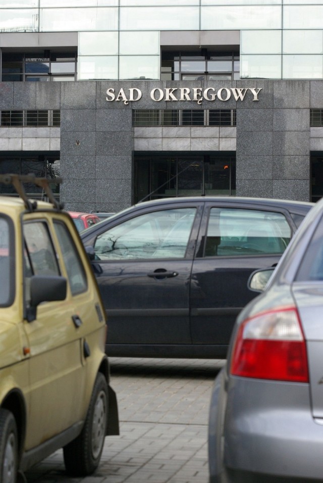 06.03.2009 krakow parkingi i samochody stojace na ulicach przy sadzie , zaparkowane samochody , ..n/z: parking przed sad okregowy , budynek , ..okolice sadu , sad samochody ,  ..fot. andrzej banas / polskapresse gazeta krakowska