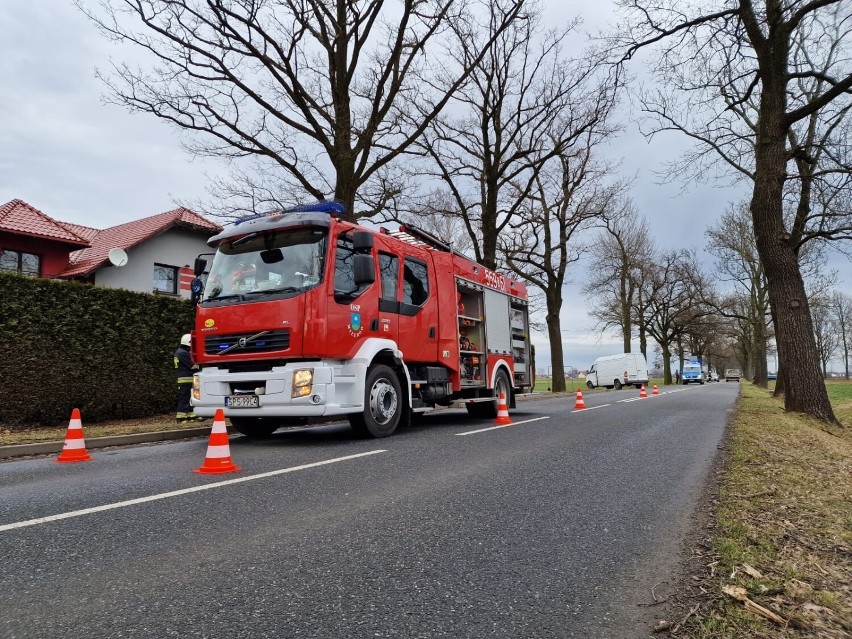 Wypadek z udziałem motocyklisty w miejscowości Mizerów. Młody mężczyzna trafił do szpitala. Na miejscu lądował śmigłowiec LPR