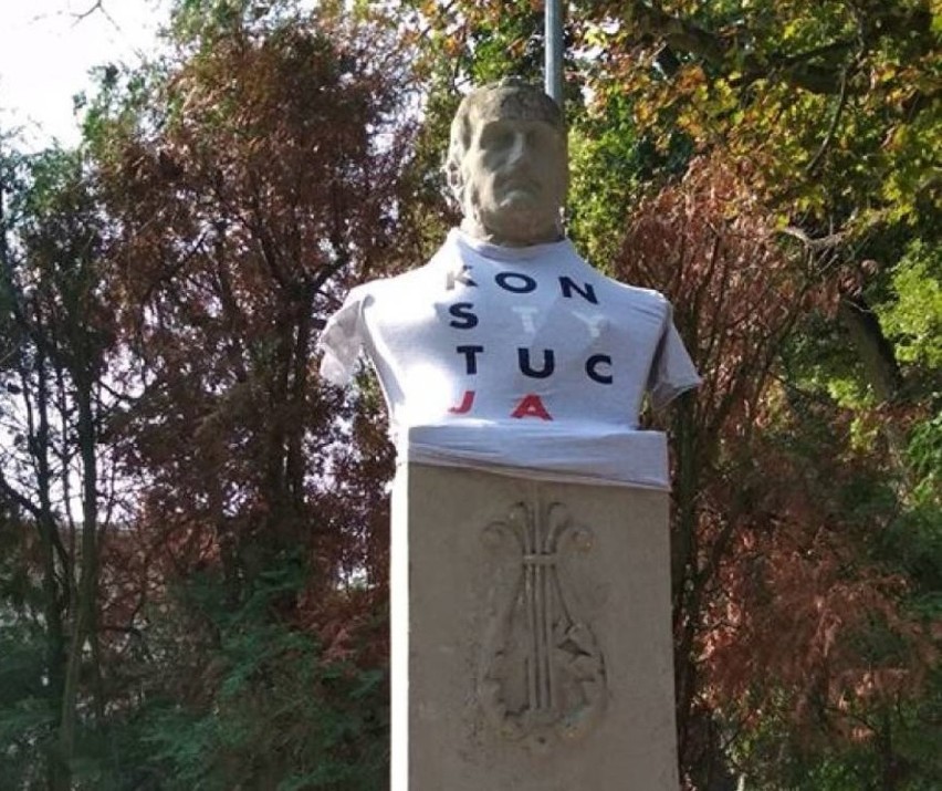 Pomnik Stanisława Moniuszki w Chodzieży został "ubrany" w koszulkę z napisem "Konstytucja"