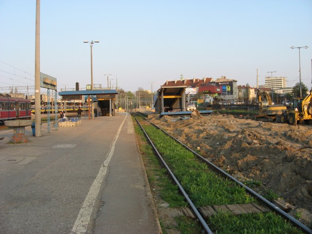 Peron 4 i 5 w Gdyni Głównej podczas remontu linii E-65 (stan na 28 kwietnia 2011)
