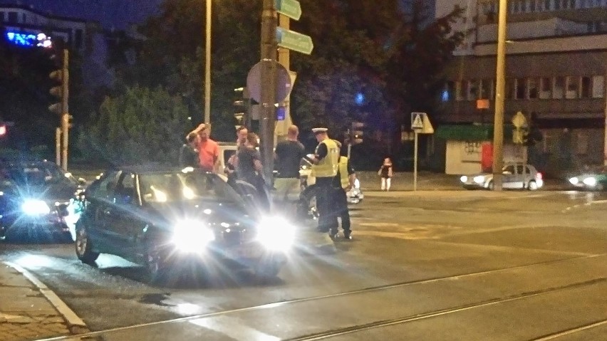 Groźny wypadek na skrzyżowaniu w centrum Gorzowa. Motocyklista wymusił pierwszeństwo i zderzył się z autem osobowym [ZDJĘCIA]