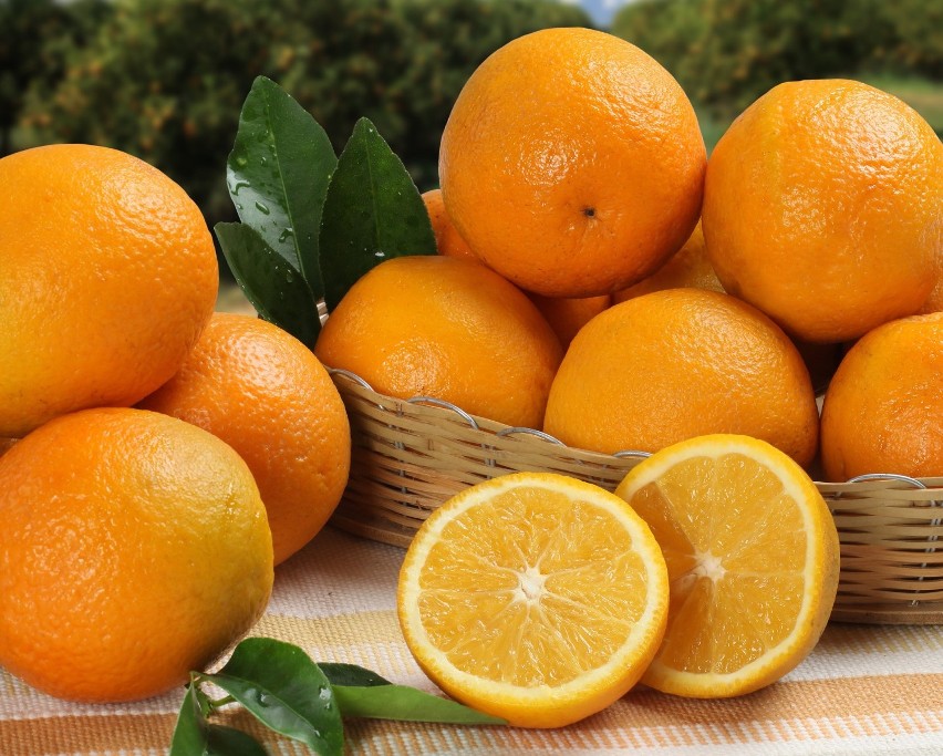 Pomarańcze i cytryny to bogate źródło witaminy C, dlatego są...