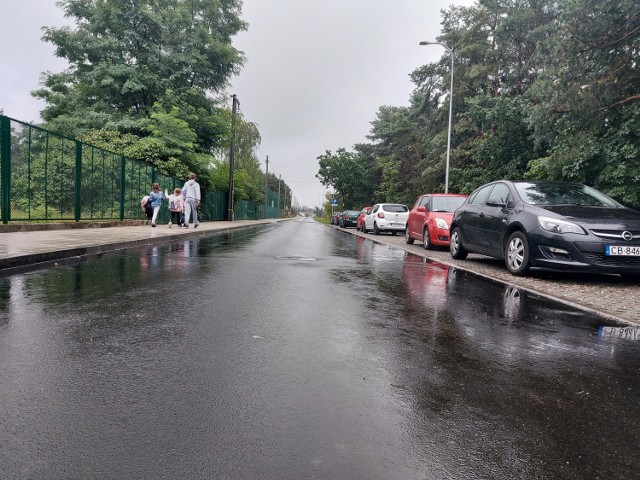 Ulica Kapliczna w Bydgoszczy już z asfaltową jezdnią, chodnikiem i parkingiem