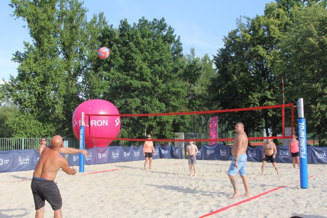 Na plaży na Stadionie Śląskim można za darmo pograć w siatkówkę plażową. Tauron Silesia Beach kusi też innymi wakacyjnymi atrakcjami  

Zobacz kolejne zdjęcia. Przesuwaj zdjęcia w prawo - naciśnij strzałkę lub przycisk NASTĘPNE