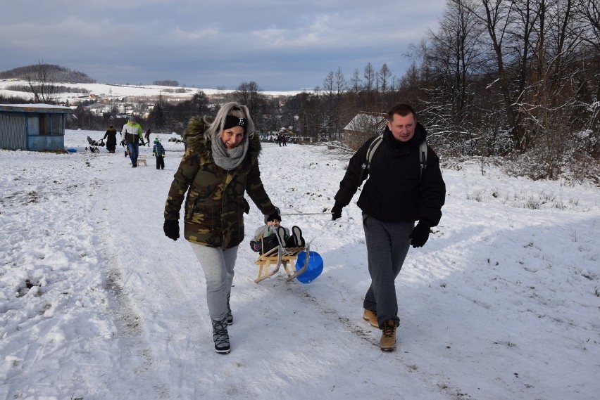 Zima w Jarnołtówku. Opolanie zjeżdżają na sankach w Górach Opawskich