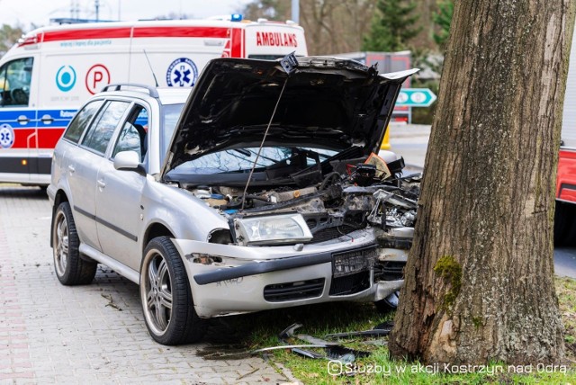 Do kolizji doszło w poniedziałek, 21 lutego na ul. Sportowej w Kostrzynie nad Odrą. Kierowca samochodu osobowego stracił panowanie nad pojazdem i uderzył w drzewo. Okazało się, że był kompletnie pijany! 

Zgłoszenie o wypadku dotarło do służb około godziny piętnastej. Na miejsce wysłano pogotowie, policje i jeden zastęp straży pożarnej. Zdarzenie miało miejsce w rejonie Ronda Woodstock. Szybko okazało się, że kierowca skody jest kompletnie piany. - Gdy wysiadł z samochodu, to było widać, że się zatacza - mówią nam świadkowie. Stan trzeźwości mężczyzny sprawdzili policjanci. Mężczyzna miał w organizmie ponad 1,6 promila alkoholu. 

Do kolizji doszło w rejonie Ronda Woodstock:


