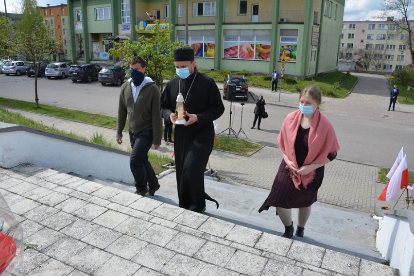 Modlitwa, złożenie kwiatów i odśpiewanie hymnu. Skromne uroczystości w Dąbrowie Białostockiej