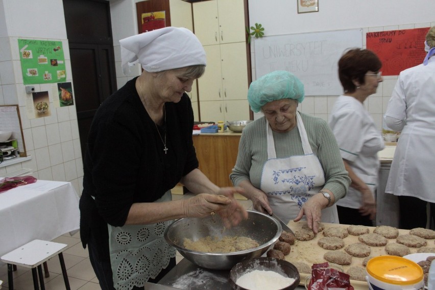 Puławscy seniorzy gotowali z młodzieżą