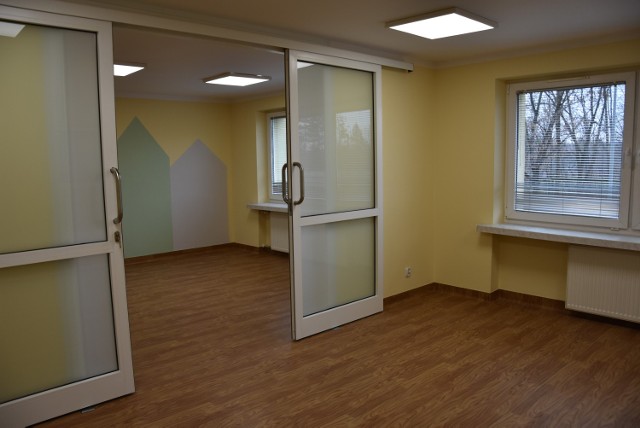 Nowa placówka dedykowana najmłodszym będzie mieściła się w dawnej filii Miejskiego Ośrodka Pomocy Społecznej przy ul. Szarych Szeregów w Tarnowie. Liczy ona kilkanaście pomieszczeń i będzie mogła przyjąć w sumie 10 osób