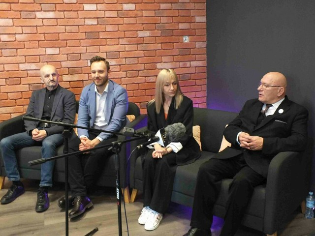 Podczas konferencji prasowej, od lewej: Krzysztof szczygieł, Marcin Gołębiowski, Joanna Lisowska, Zbigniew Zasada