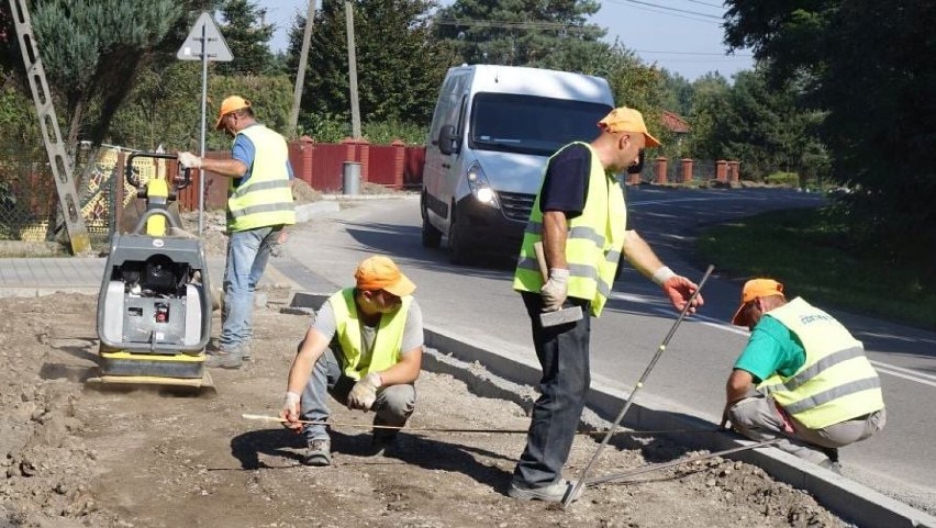 Inwestycje drogowe w gminach powiatu dębickiego. Środki z rządowych funduszy rozwoju