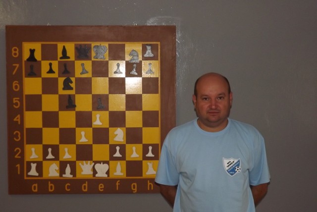 Piotr Floerke przed nową szachownicą w OSIR w Golubiu – Dobrzyniu.