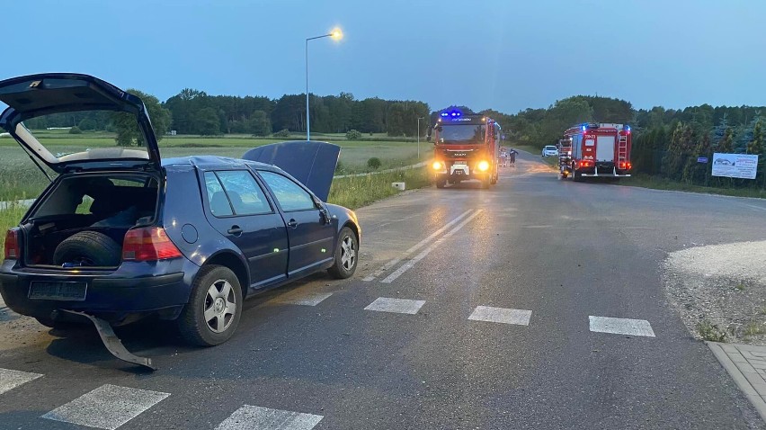 Golf dachował w pobliżu skrzyżowania z ul. Gadki w Wolborzu...