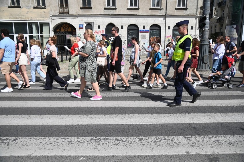 Uczestnicy przeszli przez centrum Warszawy.