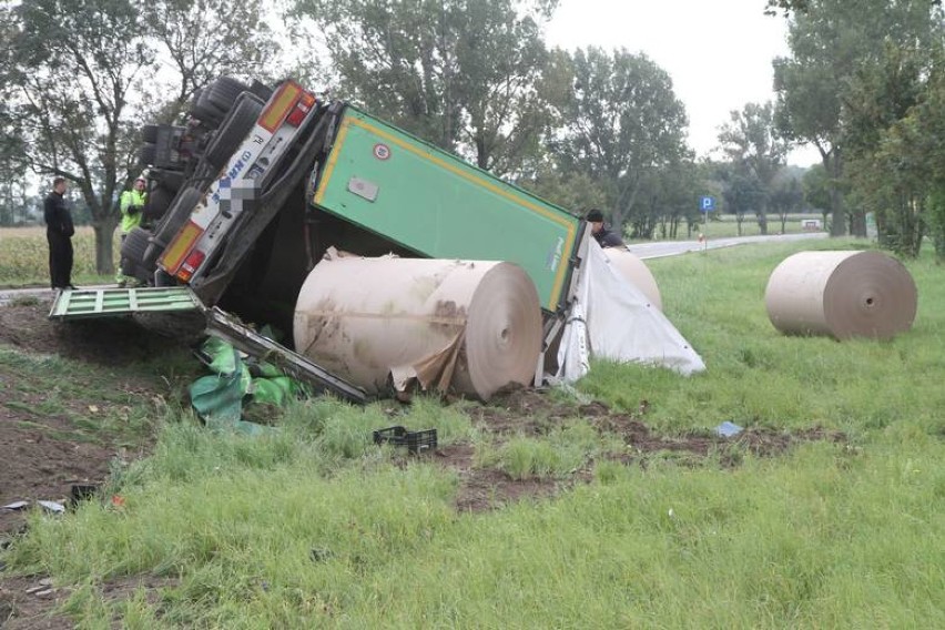 Groźny wypadek na DK8. Leżąca ciężarówka blokuje drogę....