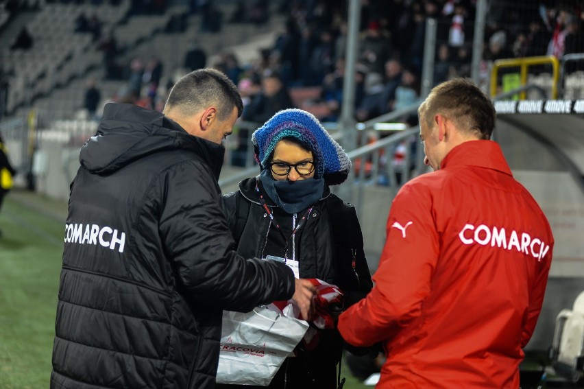 Agnieszka Chylińska na meczu Cracovii. Ma swoją koszulkę Pasów