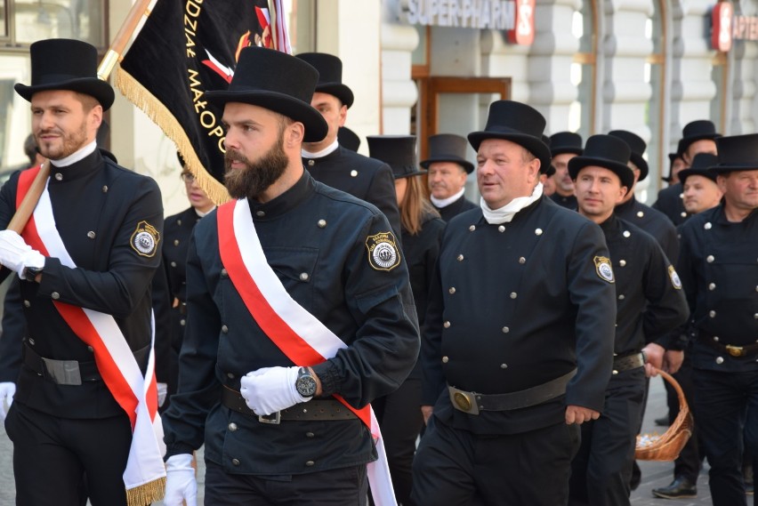 Kominiarze przeszli w paradzie przez Tarnów z racji swojego święta [ZDJĘCIA]