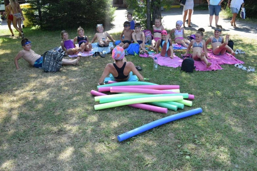 Kolejna grupa dzieci z Głuszycy (15 osób) od 1 sierpnia rozpoczęła 20-godzinną naukę pływania