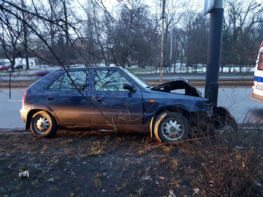 Na Politechniki w Łodzi auto wjechało w latarnię