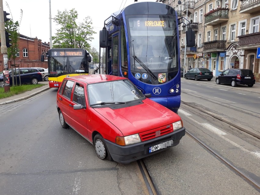 Wrocław. Wypadek tramwaju i samochodu. Jedna osoba ranna (ZOBACZ ZDJĘCIA)