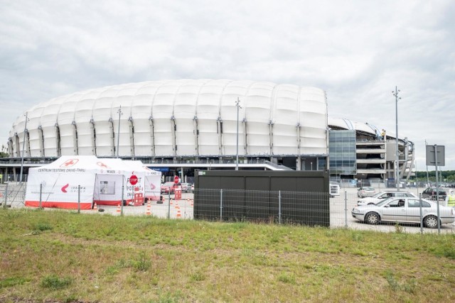 W ubiegłym roku przed stadionem miejskim uruchomiony został punkt pobrań, w którym wymazy pobierali żołnierze Wojsk Obrony Terytorialnej