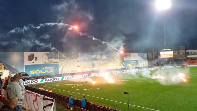 Sandecja - Wisła Kraków. Kibice gospodarzy odpalili race