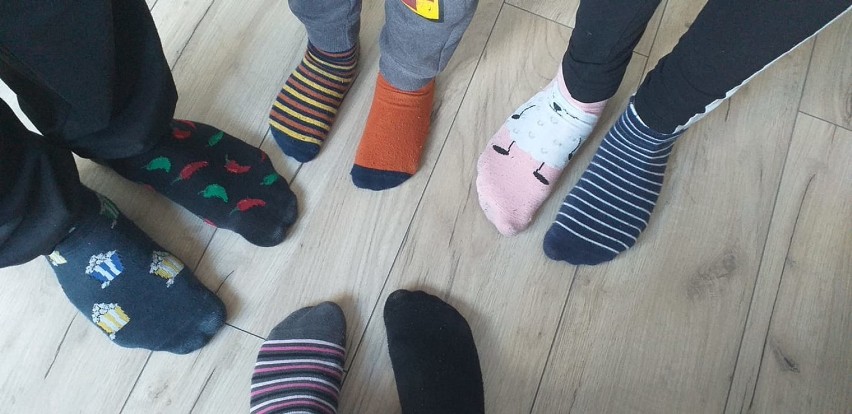 Światowy Dzień Zespołu Downa: poznacie po tych różnych skarpetkach czyje to stopy? 