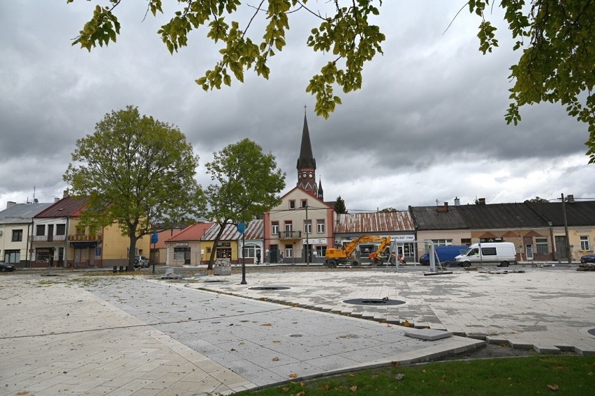 Kończą się prace przy modernizacji rozwadowskiego Rynku w Stalowej Woli. Co za przemiana! Zobacz zdjęcia