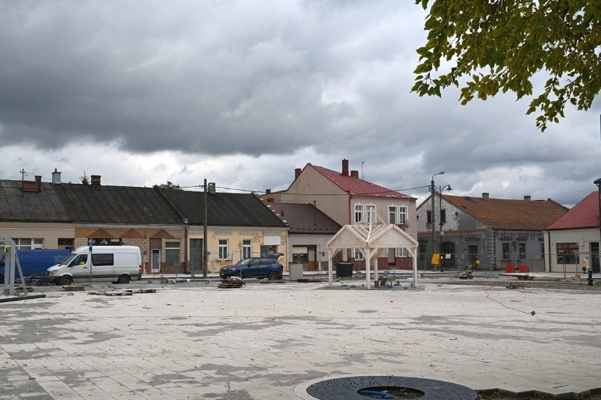 Kończą się prace przy modernizacji rozwadowskiego Rynku w Stalowej Woli. Co za przemiana! Zobacz zdjęcia