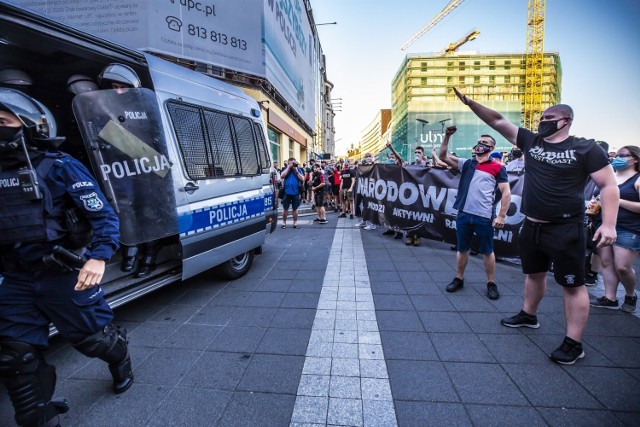 Marsz narodowców w Katowicach w sierpniu

Zobacz kolejne zdjęcia. Przesuwaj zdjęcia w prawo - naciśnij strzałkę lub przycisk NASTĘPNE