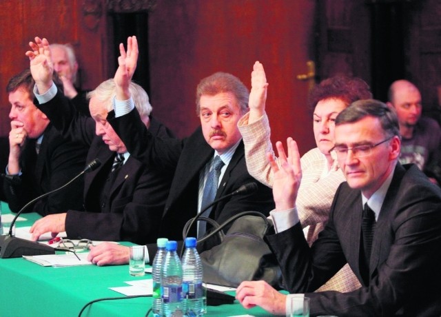 Obecnie sopoccy radni głosują podnosząc jedynie rękę. Po kilku dniach nie wiadomo,  jak kto głosował